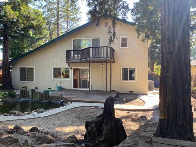 Building Photo - 894 St John Cir