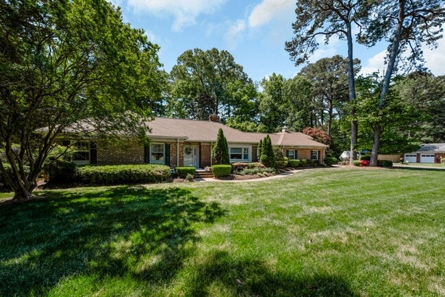 Building Photo - A rare estate-style rental in Thoroughgood