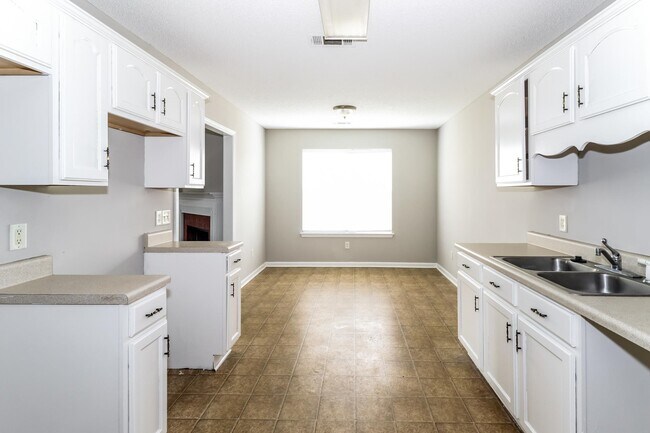 Building Photo - 1052 Cross Wood Ln