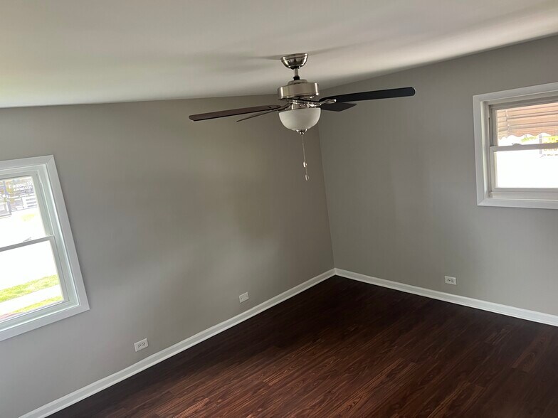 Building Photo - 1050 W Touhy Ave