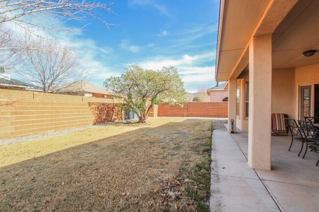 Building Photo - Plenty of space with this 4 Bedroom, 2 Bat...
