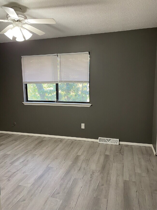 Building Photo - "Charming & Convenient Living: Spacious 2-Bedroom Duplex with 1.5 Baths on Schuetzen Ln, Davenport"