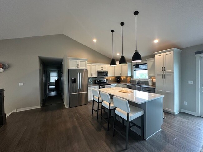 Building Photo - 5 bedrooms 3 bathrooms and a 3-car garage