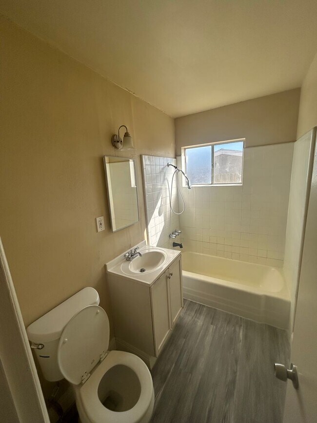 Building Photo - BARSTOW 3 bedroom 2 bath- 2 car garage HOME