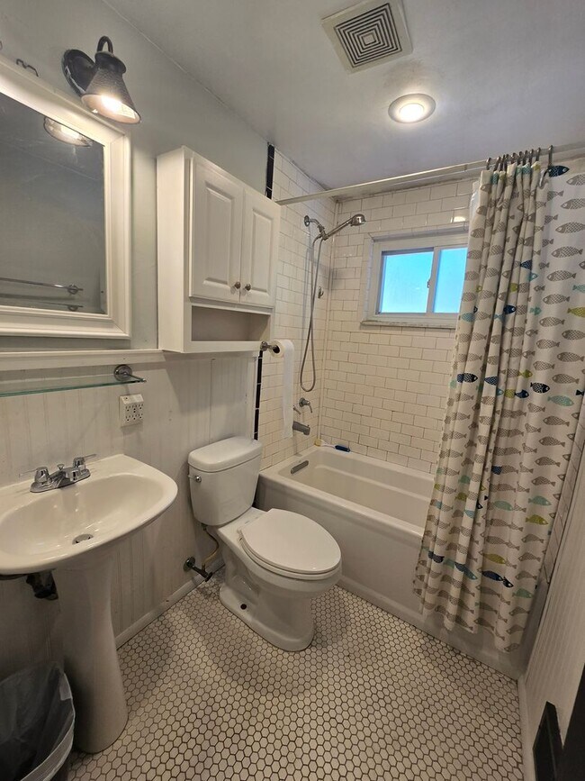 Building Photo - Beautiful 3 Bedroom Home - Garden City