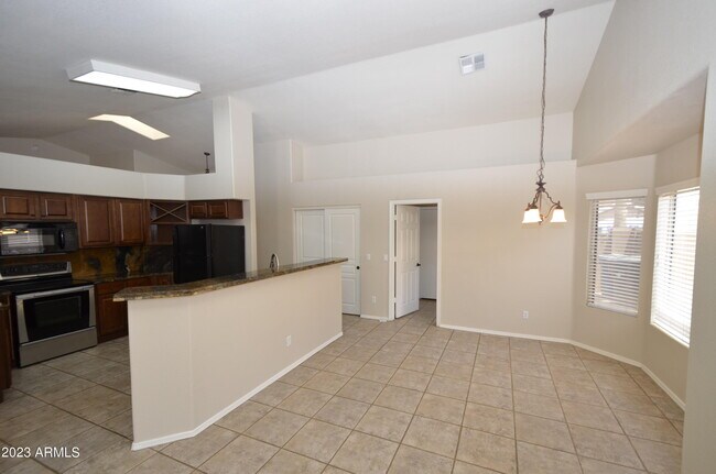 Building Photo - 871 W Horseshoe Ave