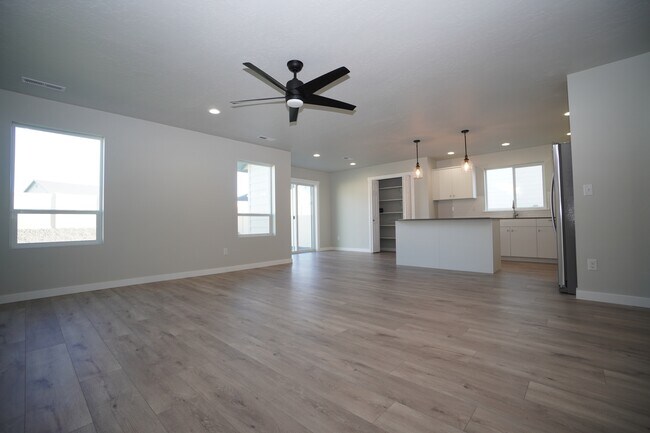 Building Photo - 1218 W Bass River Dr