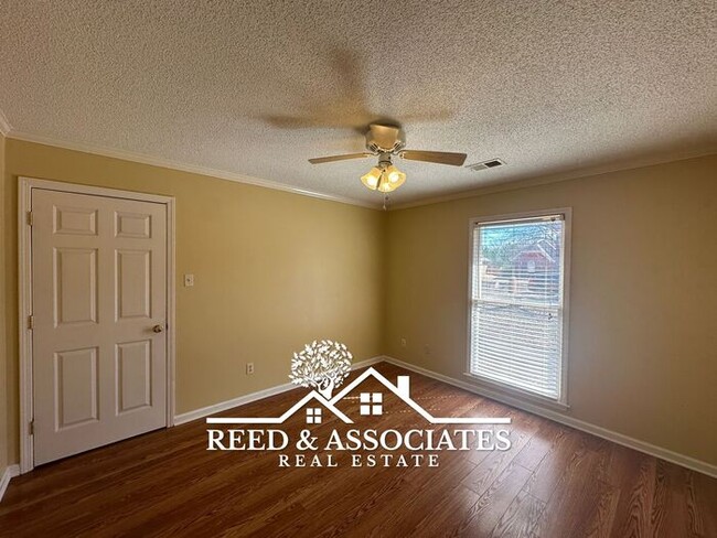 Building Photo - 3 Bedroom in Cordova Home!