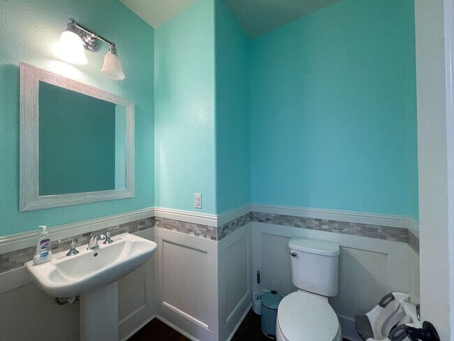 Building Photo - Rosamond 4 Bedroom + 2.5 Bathroom