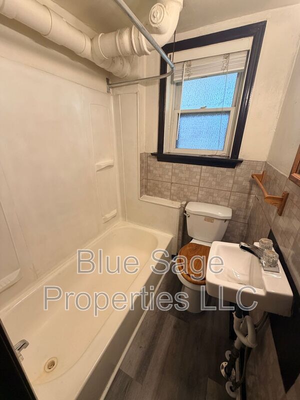 Building Photo - 621 W 7th St