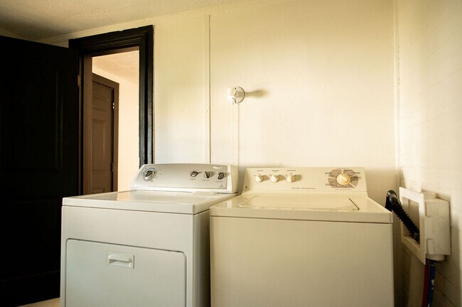 Building Photo - 415 Brightwood Ave