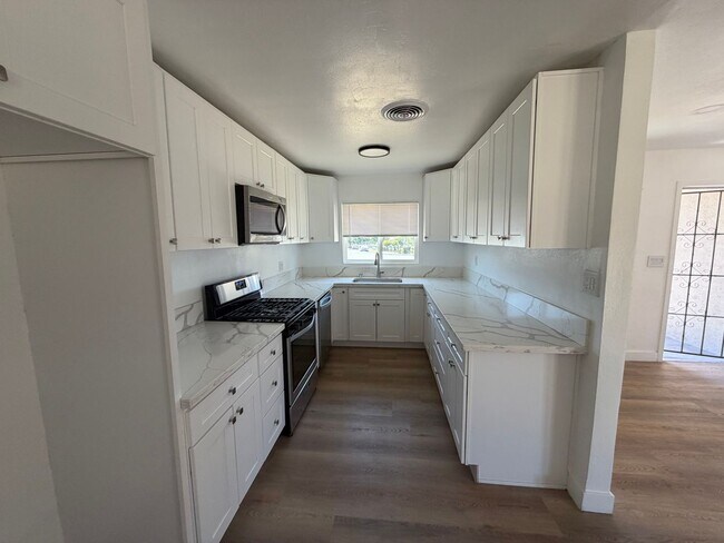 Building Photo - WoW! Newley Remodeled 3 BD 1 Ba house with a 1 Car Garage in East Bakersfield