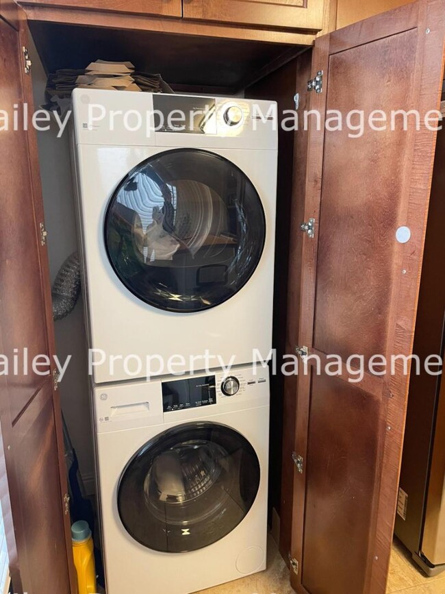 Building Photo - 1046 E Caldwell St