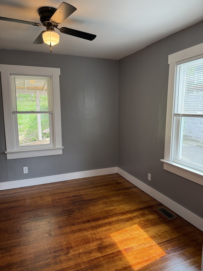 Building Photo - 926 W Water St