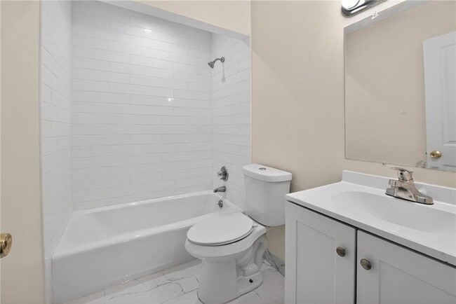 Building Photo - 6071 Regent Manor