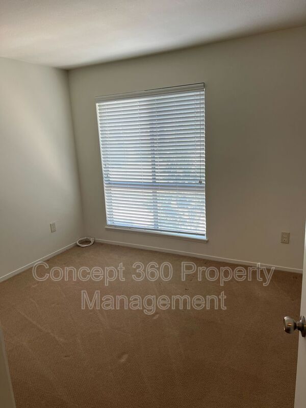 Building Photo - 13525 3/4-13524 Village Dr