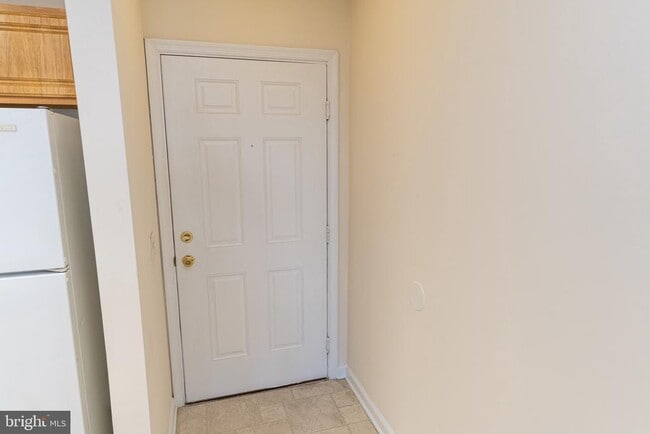 Building Photo - 3500 Sanibel Cir