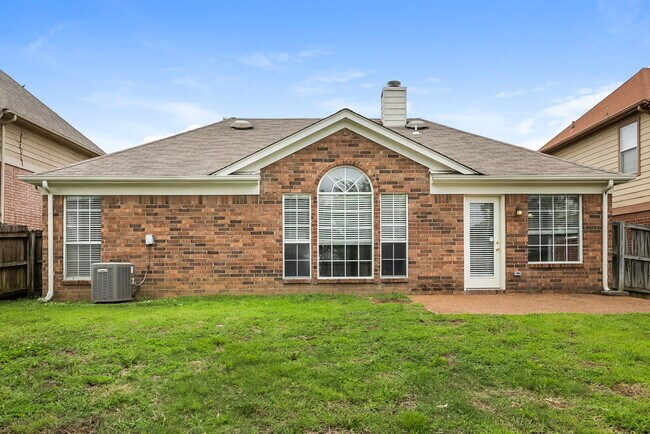 Building Photo - 490 Bruins Trce