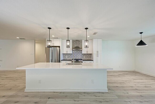Building Photo - 6700 Kings Point