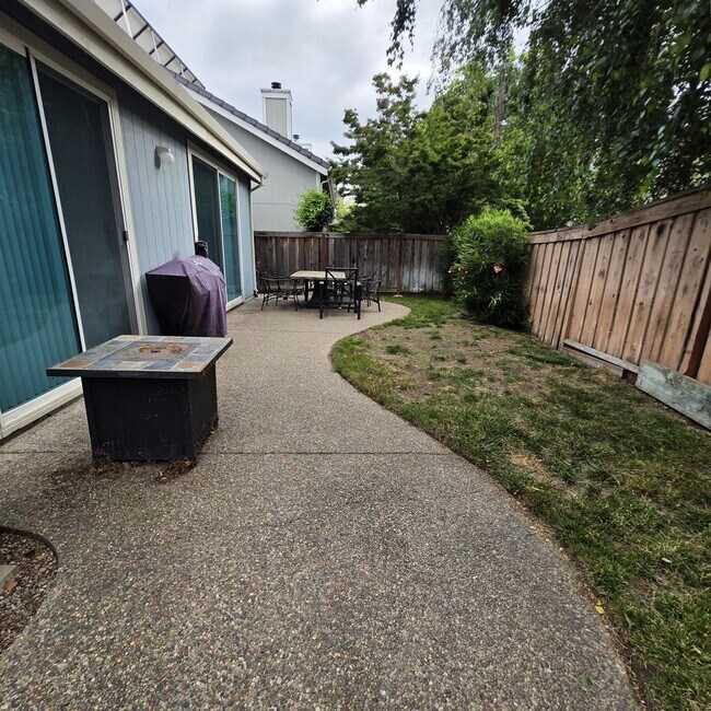 Building Photo - Clayton Single Story 3bd/2ba - Bright open living w/new flooring
