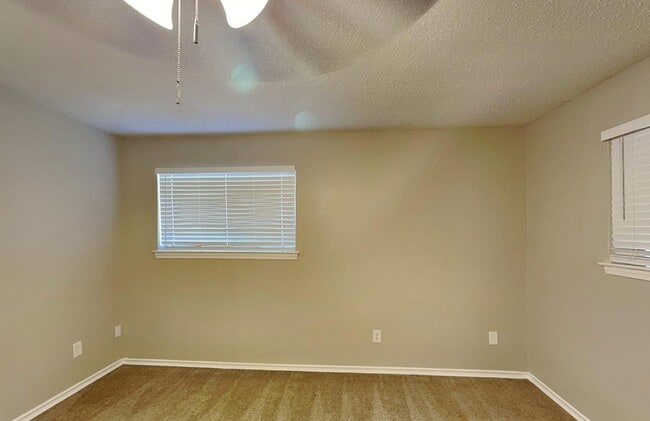 Building Photo - MOVE IN READY