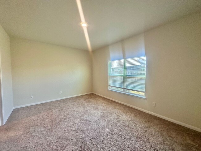 Building Photo - 5 BED 2.5 BATH NEW MANAGEMENT IN JARRELL TX!!!