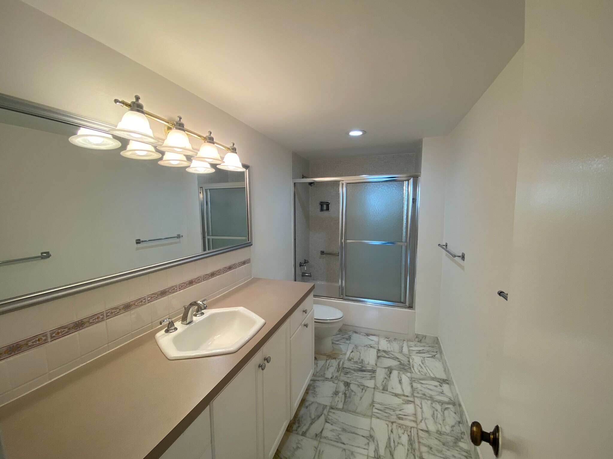 Building Photo - 5825 Collins Ave