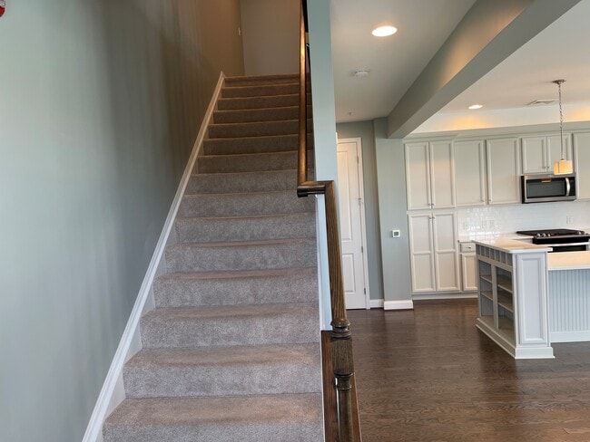 Building Photo - 410 Mayer Pl