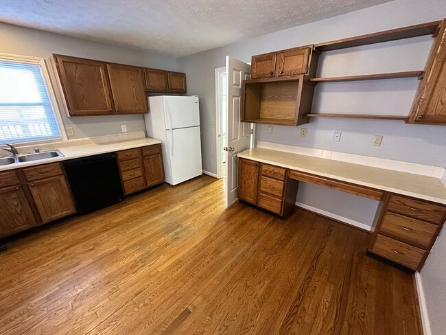 Building Photo - Nice 3 BR, 2 Bath Home! HW & Carpet Floors, Attached Garage, Fenced Backyard, Pets Ok!