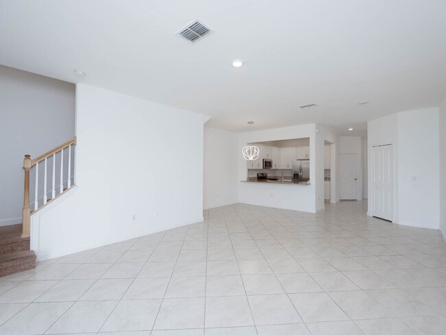 Building Photo - Newer-construction townhome in the highly desirable Lorraine Lakes
