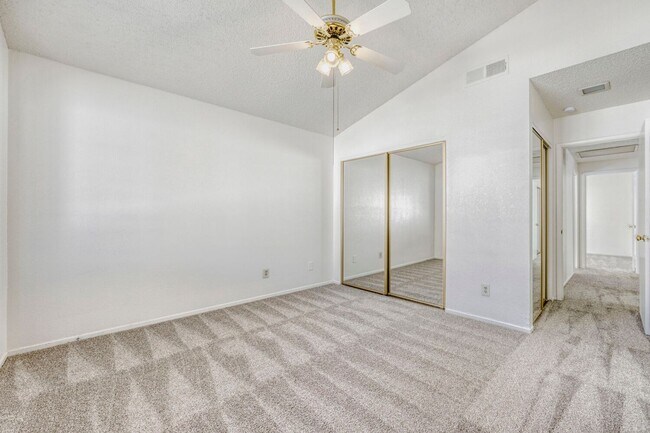 Building Photo - Newly painted and new carpet!