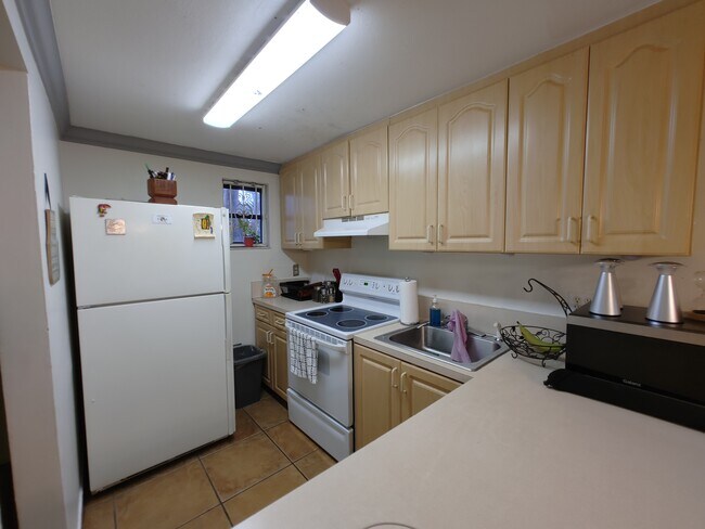 Building Photo - 1901 NW S River Dr