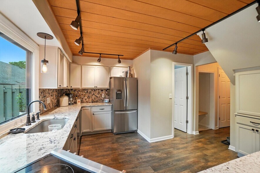 Building Photo - 665 Olde Towne Ave