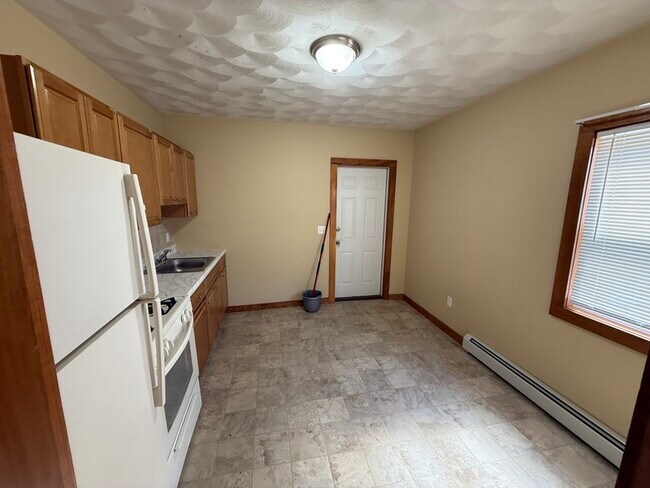 Building Photo - 132 Hall St