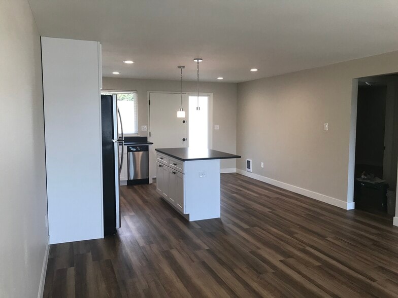 Building Photo - 7800 Stinson Ave