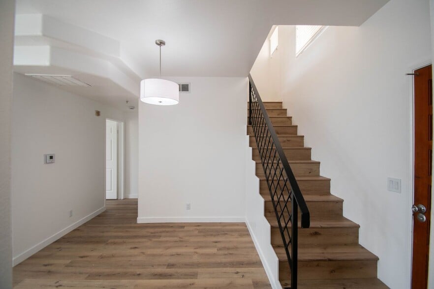 Building Photo - 425 N Alvarado St