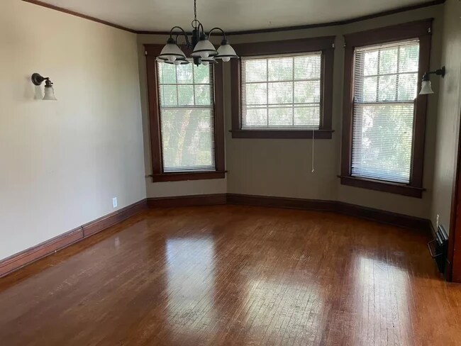 Dining Room w/corner hutch(not pictured) - 1028 N Church St