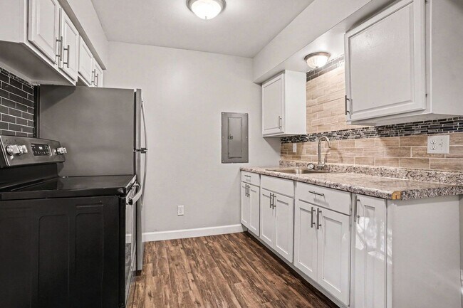 Building Photo - SUMMER MOVE IN SPECIAL- $300 off your move-in before July - $1075- 2 Bedroom Townhome off Westnedge