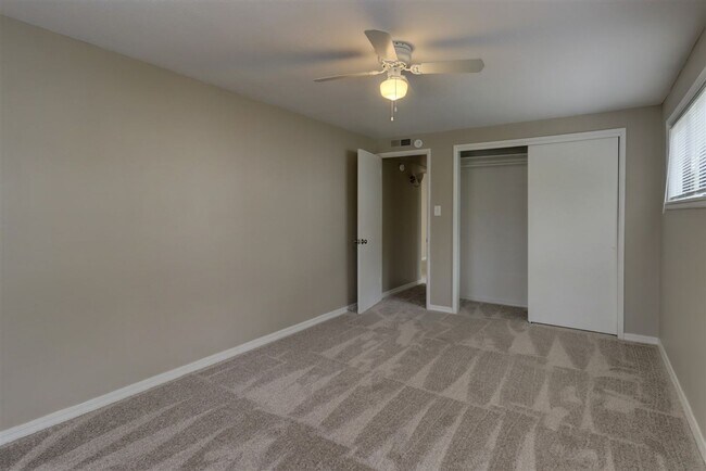 Building Photo - Price reduced. College students welcome in this 4 bedroom home!