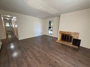 Building Photo - 3 Bed 2 Bath Condo & Pool Access!