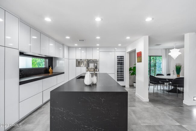 Building Photo - 8618 N Timberlane Dr