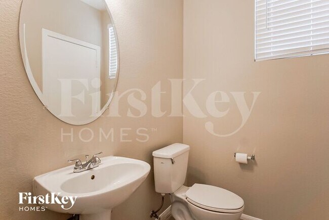 Building Photo - 1931 Silver Crest Ct