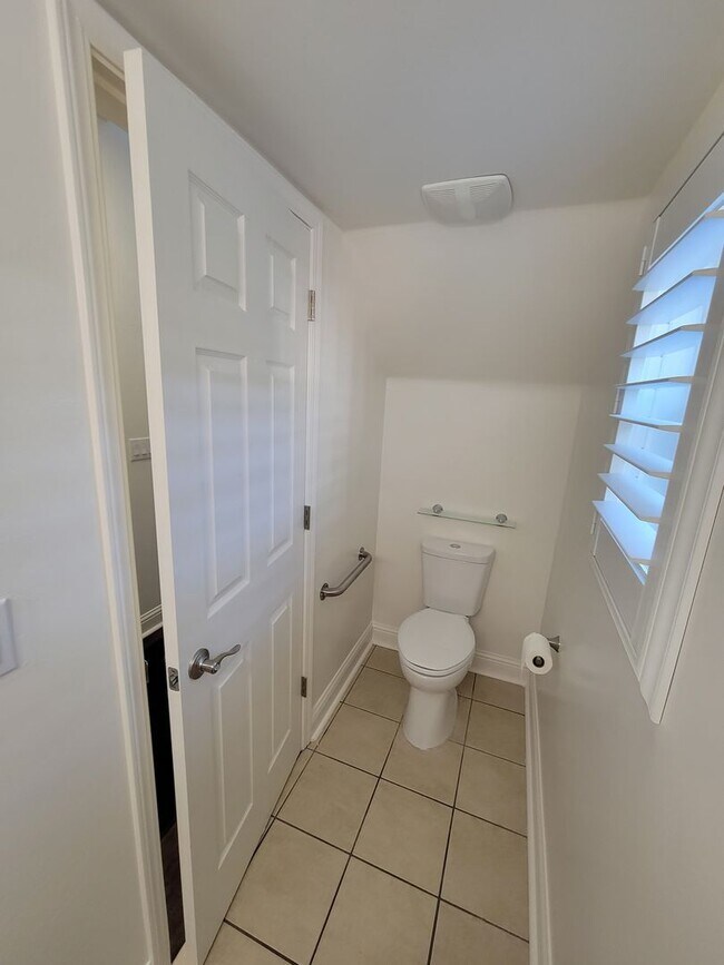 Building Photo - 3 bedroom 2.5 bathroom in desirable NW Visalia Bella Sera gated community!