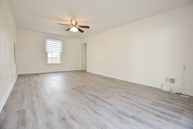 Building Photo - Pet Friendly Three Bedroom!