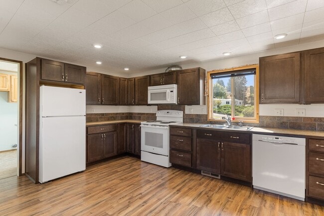 Building Photo - 1-bedroom, 1.5-bathroom open concept