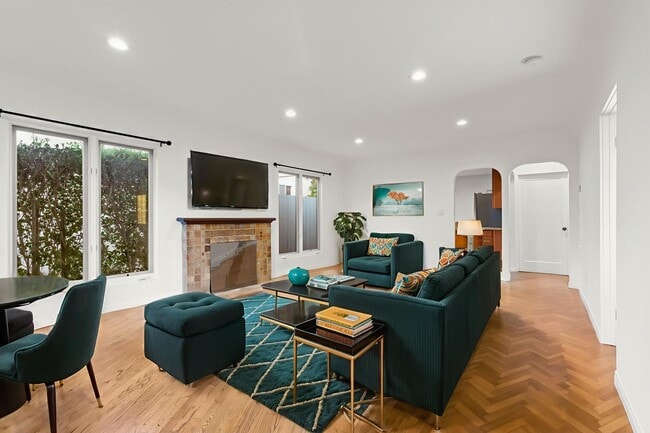 Building Photo - (Ellie:B) 900-902 Havenhurst Drive &amp; 8117 Willoughby Avenue