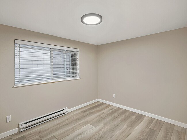 Building Photo - Coming soon! Remodeled 3-bdr/2-bath Overlook ranch w/ fireplace, excellent location