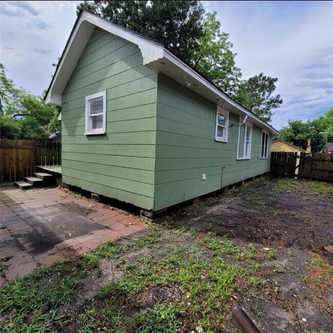 Building Photo - 522 Aron St