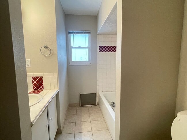 Building Photo - 2043 S Sagamont Ave