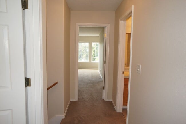 Building Photo - SE Jewel! Spacious living!